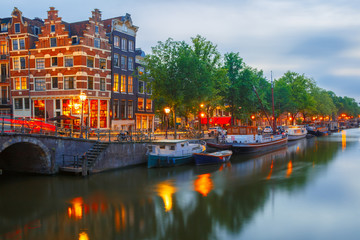 Obraz premium Night city view of Amsterdam canal and bridge