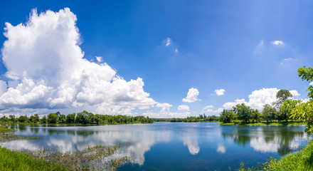 Obraz premium River with blue sky and cloud.