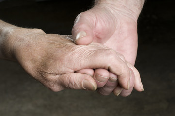 Hände eines älteren Paares