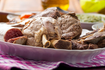 Lesso misto con salsa verde, di miele e mostarda