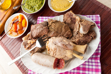 Lesso misto con salsa verde, di miele e mostarda