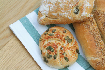 diversi tipi di pane su tavola di legno