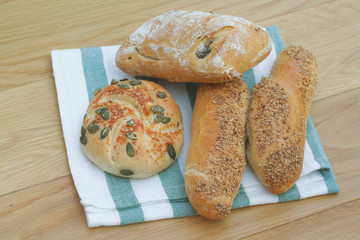 diversi tipi di pane su tavola di legno © saratm
