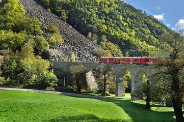 Fototapeta na wymiar Kreisviadukt von Brusio | Rhätische Bahn