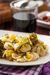 Pasta orecchiette con broccoletti nel piatto