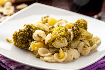 Pasta orecchiette con broccoletti nel piatto