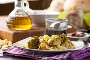 Pasta orecchiette con broccoletti nel piatto