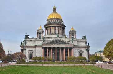 Fototapeta na wymiar Исаакиевский собор в Санкт-Петербурге