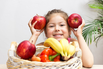 Fototapeta na wymiar Mädchen mit Äpfel