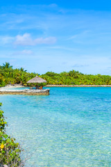 Rest in Paradise - Malediven - Sonnenschirm im Meer