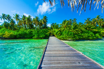 Rest in Paradise - Malediven - Holzsteg von der Insel ins Meer