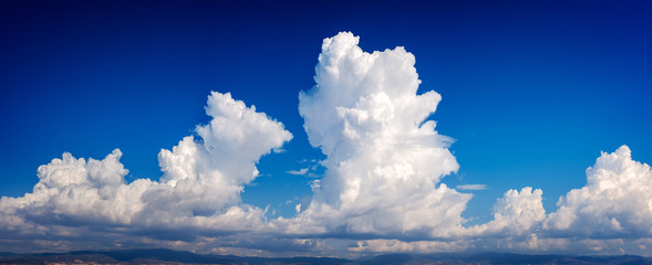 Dubbele cumulonimbuswolk in een diepblauwe lucht