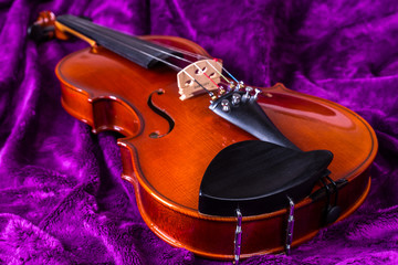 Fototapeta na wymiar Скрипка на фиолетовом фоне.