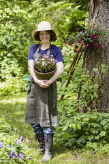 Gärtnerin mit Blumentopf, gardener with flower pot