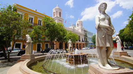 Fuente con Estatua en Plaza del Viejo San Juan, Puerto Rico. - obrazy, fototapety, plakaty