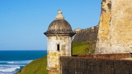 Fototapeta na wymiar Garita y Muralla de El Viejo San Juan, Puerto Rico