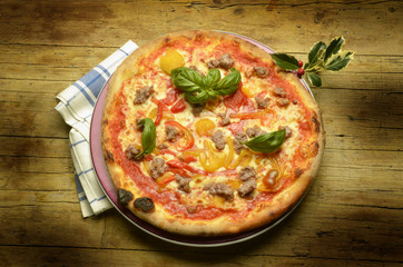 Pizza con peppers and salchicha Cucina italiana Expo Milano 2015