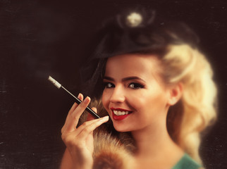 Obraz premium Piękna kobieta w stylu retro, na ciemnym tle