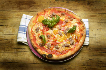 Pizza con peppers and salchicha Cucina italiana Expo Milano 2015