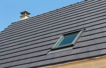 Toiture neuve, velux et cheminée