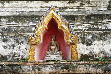 Obraz premium litter Buddha statue in front of bigger