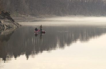 wędkarz na łodzi łowiący ryby na jeziorze © Mike Mareen