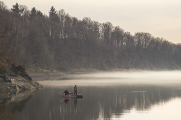 wędkarz na łodzi łowiący ryby na jeziorze © Mike Mareen