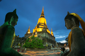 Fototapeta na wymiar Buddhists came to Candlelight around the thai church