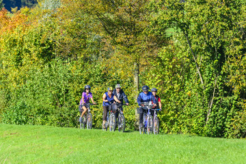 Naklejka premium radfahren im goldenen Oktober