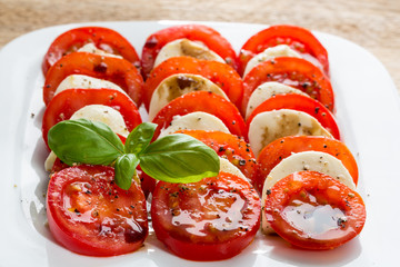 Caprese Salat Tomate Mozzarella mit Basilikum