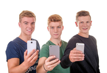 Drei Teenager mit Smartphones