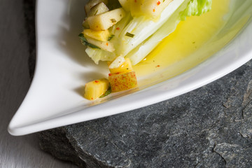 Römersalatherzen mit mango apfel vinaigrette