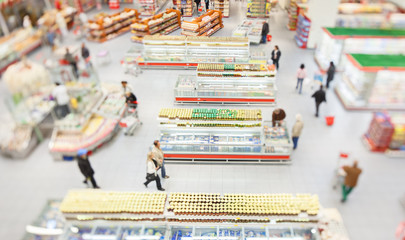 People shopping in a large supermarket - obrazy, fototapety, plakaty