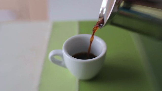 Caff&egrave; versato in tazzina