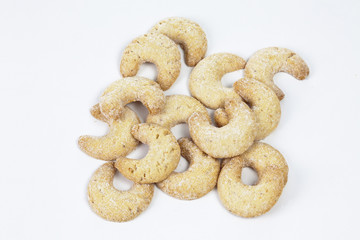 Vanillekipferl auf weißem Hintergrund