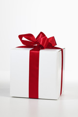 Weihnachtspäckchen auf weißem Hintergrund