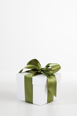 Weihnachtspäckchen auf weißem Hintergrund