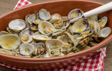 Almejas al ajillo