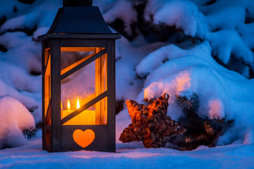 Laterne zu Weihnachten im Schnee