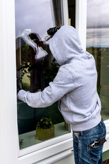Einbrecher an einem Fenster