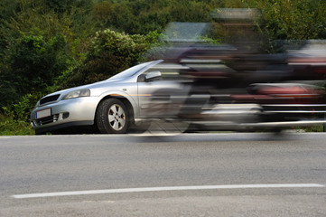 Motorrad überholt auf Landstraße