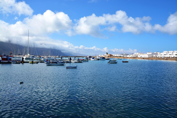 Fototapeta na wymiar puerto pesquero en isla graciosa, lanzarote