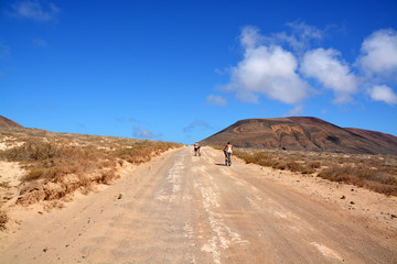excursionistas en bicicleta en la isla graciosa, lanzarote