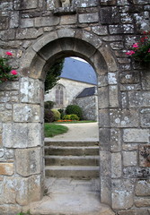Fototapeta na wymiar Entrée de l'église à St. Thuriau.