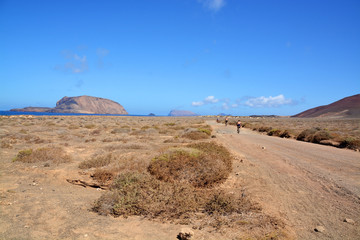 excursionistas en bicicleta en la isla graciosa, lanzarote