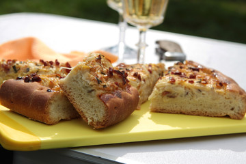 Zwiebelkuchen und Most, regionale Küche