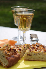 Zwiebelkuchen und Most, regionale Küche