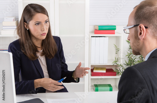 Zwei Personen Im Büro Gespräch Berater Kunde Stockfotos Und Lizenzfreie Bilder Auf Fotolia 