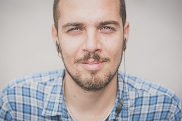 Obraz premium handsome hipster casual multitasking modern man