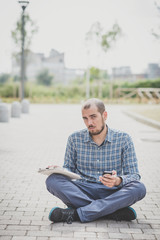 Obraz premium handsome hipster casual multitasking modern man using tablet